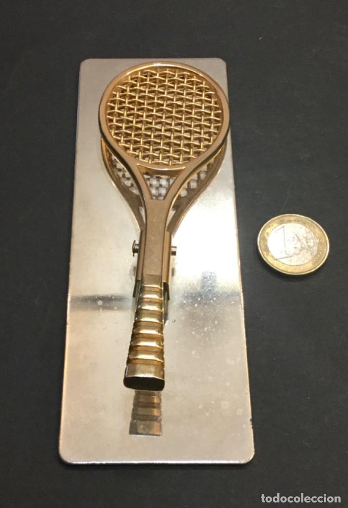 Escriban&iacute;a: Pisa papeles raqueta. En bronce. NUEVO - Foto 1