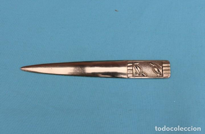 Escriban&iacute;a: Abrecartas de lat&oacute;n art deco. - Foto 3