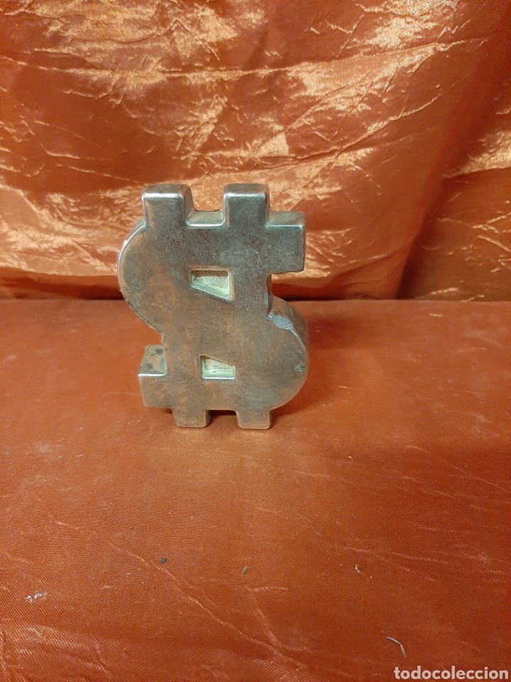 Escriban&iacute;a: Bonito pisapapeles con forma del s&iacute;mbolo del d&oacute;lar. Bronce. - Foto 1