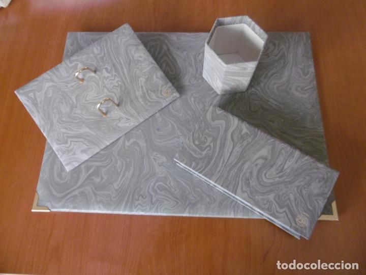 Schreibwaren: JUEGO DE ESCRIBANIA - A&Ntilde;OS 60 VADE-CUBILETE-CALENDARIO Y CAJA CLIPS Y NOTAS - TELA GRIS - SIN USAR