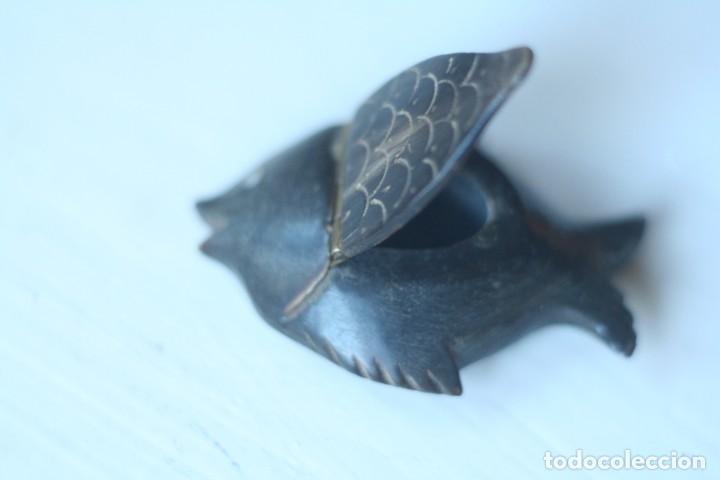 Escriban&iacute;a: ANTIGUO TINTERO DE MADERA CON FORMA DE PEZ MEDIDAS 9CM - Foto 2