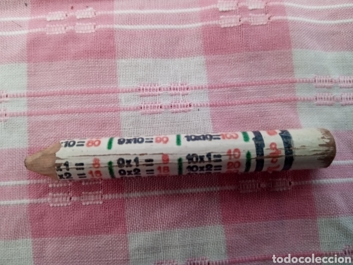Escriban&iacute;a: **ANTIGUO TROZO DE LAPIZ CON LAS TABLAS DE MULTIPLICAR** - Foto 1