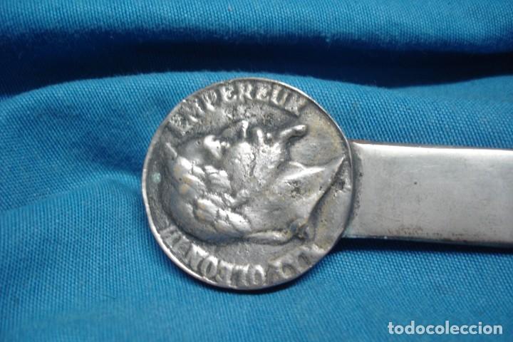 Escriban&iacute;a: ANTIGUO ABRECARTAS CON MONEDA DE NAPOLEON III - Foto 1