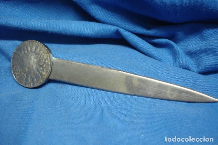 Escriban&iacute;a: ANTIGUO ABRECARTAS CON MONEDA DE NAPOLEON III - Foto 2