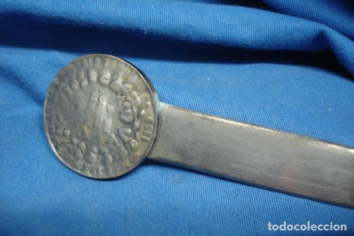 Escriban&iacute;a: ANTIGUO ABRECARTAS CON MONEDA DE NAPOLEON III - Foto 3