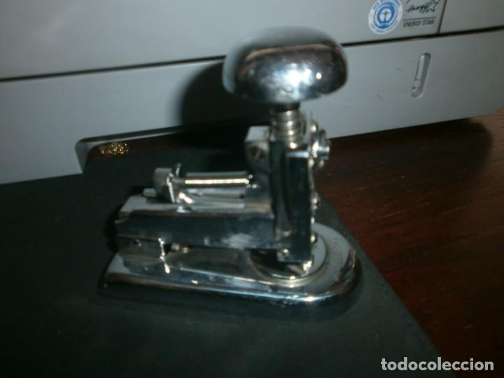 Escriban&iacute;a: Antigua grapadora manual de mesa niquelada El Casco modelo n&ordm; 5