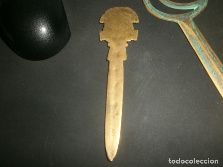 Escriban&iacute;a: Abrecartas de bronce mango dios inca Virococha 14 cm. - Foto 3
