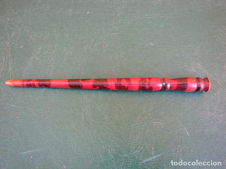 Escriban&iacute;a: 4.- Palillero pluma de madera pintada y lacada. - Foto 1