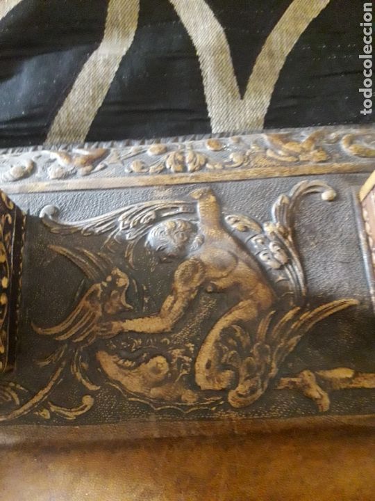 Escriban&iacute;a: Antigua escribania de cuero repujado - Foto 2
