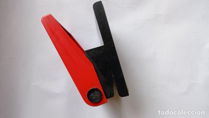 Escriban&iacute;a: Perforadora papel el casco. Rojo - Foto 2