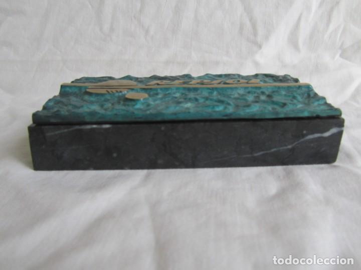 Escribanía: Pisapapeles de Repsol en bronce patinado sobre peana de mármol negro - Foto 3 - 243848685