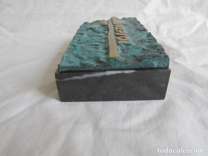 Escribanía: Pisapapeles de Repsol en bronce patinado sobre peana de mármol negro - Foto 4 - 243848685