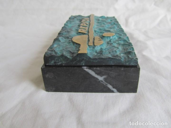 Escribanía: Pisapapeles de Repsol en bronce patinado sobre peana de mármol negro - Foto 6 - 243848685