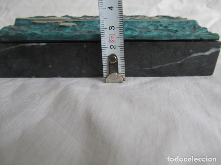 Escribanía: Pisapapeles de Repsol en bronce patinado sobre peana de mármol negro - Foto 10 - 243848685