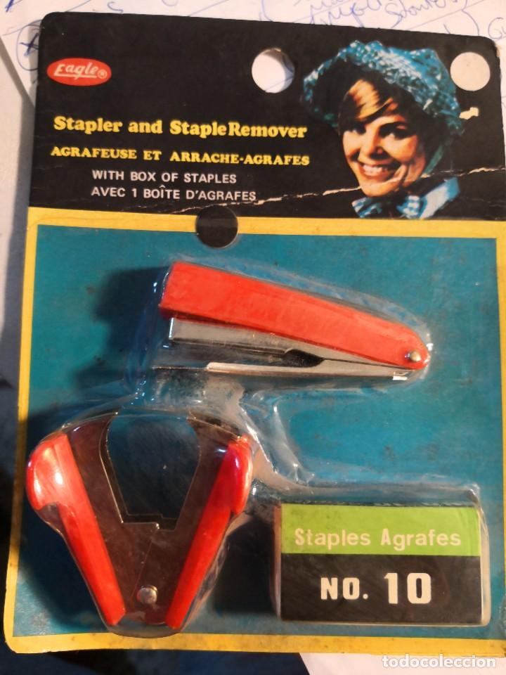 Escrita: Antiguo Blister cart&oacute;n set 3 piezas grapadora, quita grapas y grapas marca EAGLE