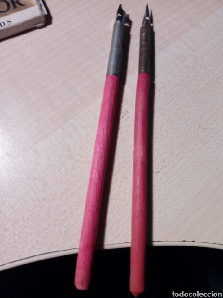Escriban&iacute;a: Dos plumillas populares mango madera con las puntas distintas - Foto 1