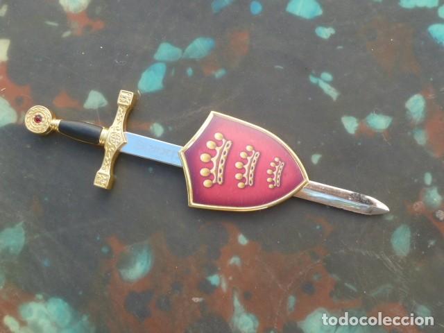 Escriban&iacute;a: Espada abrecartas con escudo. Excalibur ? - Foto 2