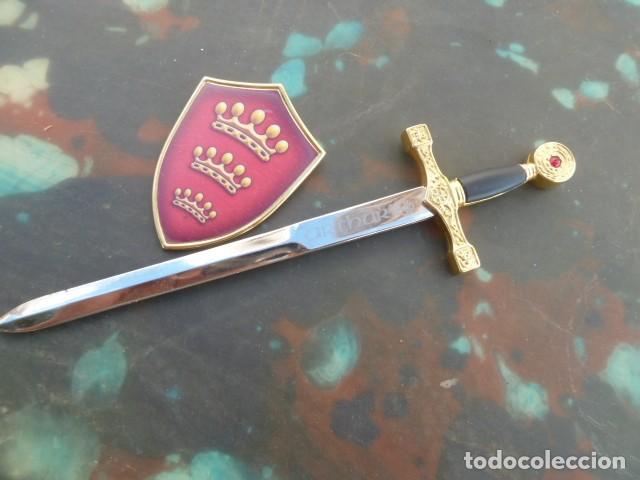 Escriban&iacute;a: Espada abrecartas con escudo. Excalibur ? - Foto 4