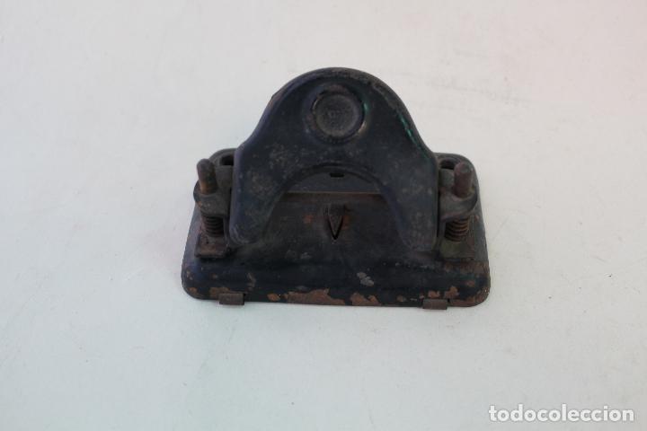Escriban&iacute;a: antigua perforadora - Foto 2