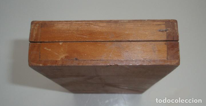 Escriban&iacute;a: PLUMIER DE MADERA. PINTADO. CERVANTES. - Foto 3