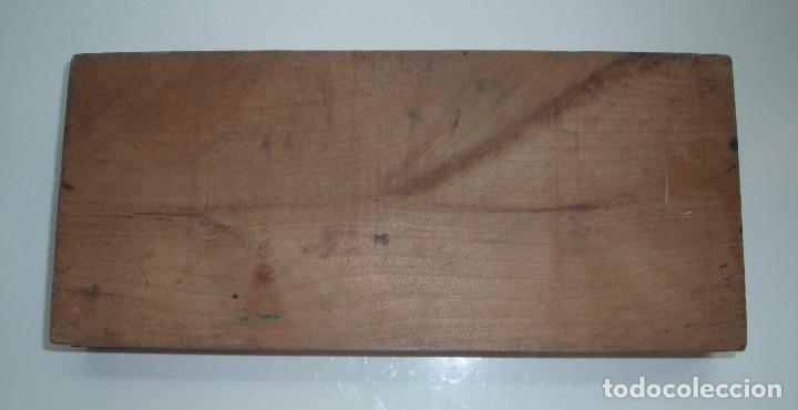 Escriban&iacute;a: PLUMIER DE MADERA. PINTADO. CERVANTES. - Foto 6