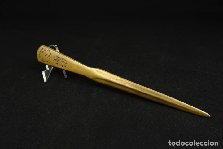 Escriban&iacute;a: Antiguo Abrecartas de Laton Dorado - Foto 2