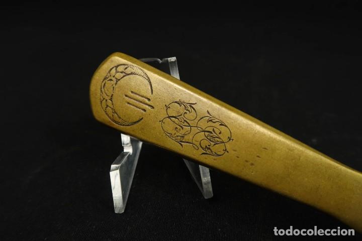 Escriban&iacute;a: Antiguo Abrecartas de Laton Dorado - Foto 3