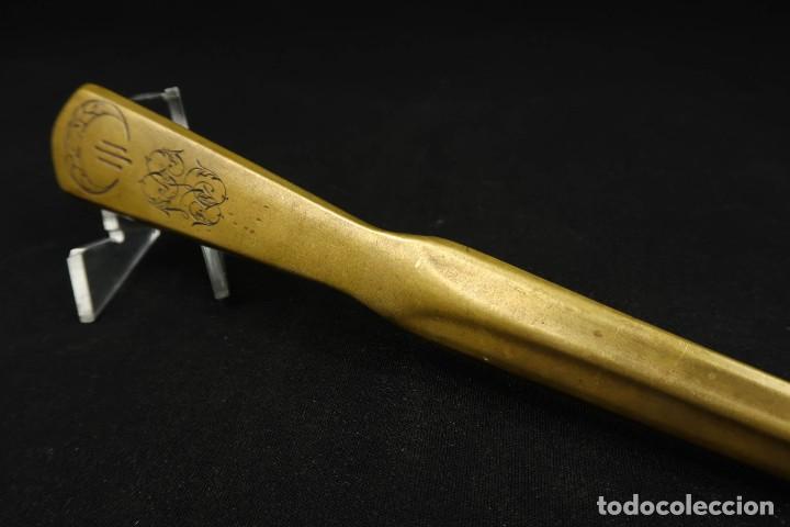 Escriban&iacute;a: Antiguo Abrecartas de Laton Dorado - Foto 4