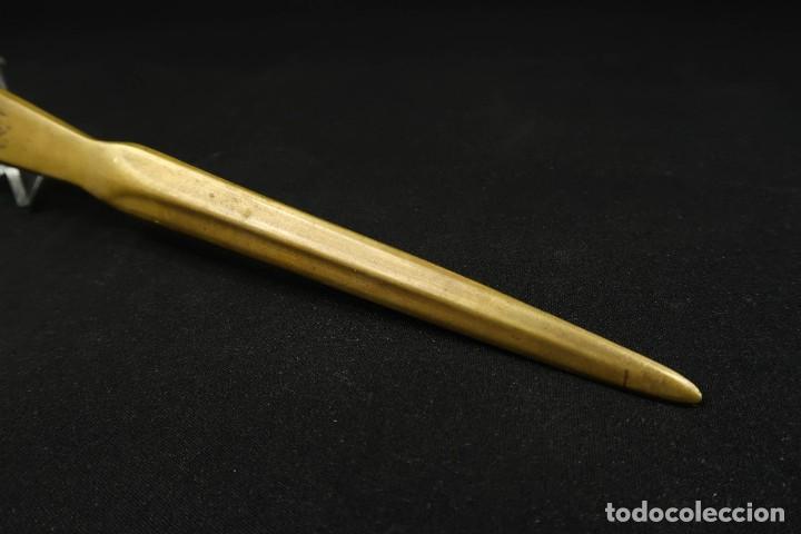Escriban&iacute;a: Antiguo Abrecartas de Laton Dorado - Foto 5