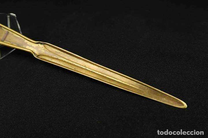Escriban&iacute;a: Antiguo Abrecartas de Laton Dorado - Foto 9