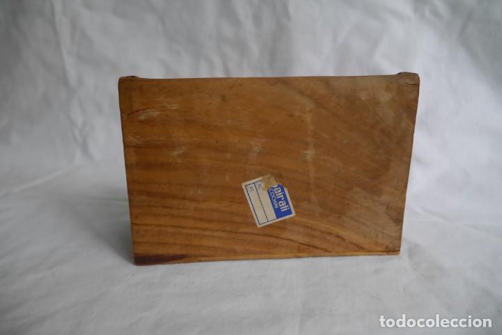 Escriban&iacute;a: Portacartas de escritorio en madera tallada - Foto 4