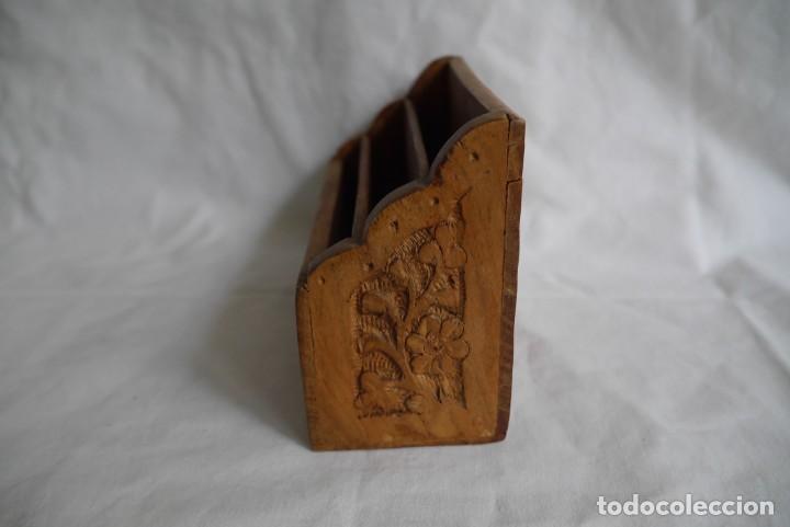 Escriban&iacute;a: Portacartas de escritorio en madera tallada - Foto 5