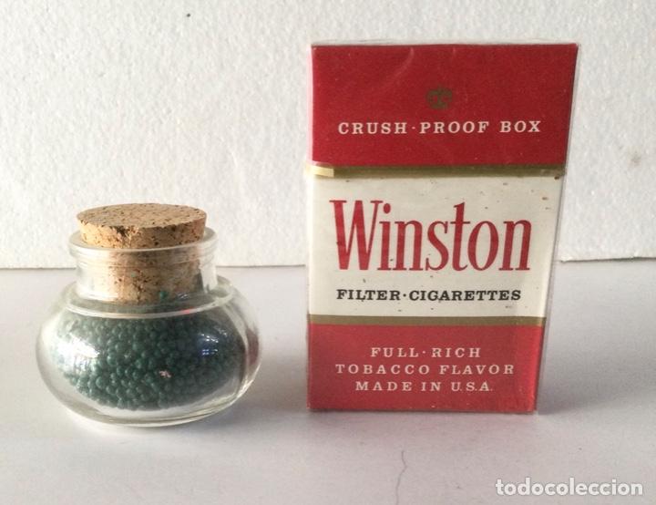 Escriban&iacute;a: Lacre verde en bolitas. En tarrito de cristal.