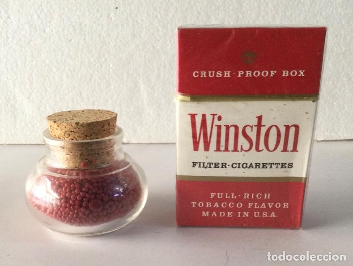 Escriban&iacute;a: Lacre rojo en bolitas. En tarrito de cristal.