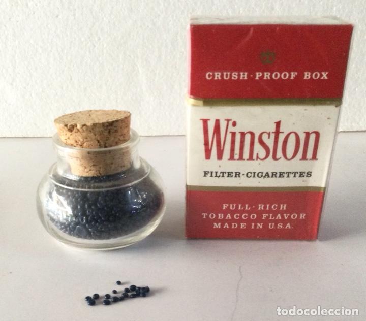 Escriban&iacute;a: Lacre azul en bolitas. En tarrito de cristal.