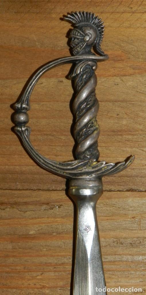 Escribanía: Abrecartas de plata con forma de espada, Peso 43 gr. Medida 17,5 cm. - Foto 4 - 295427103