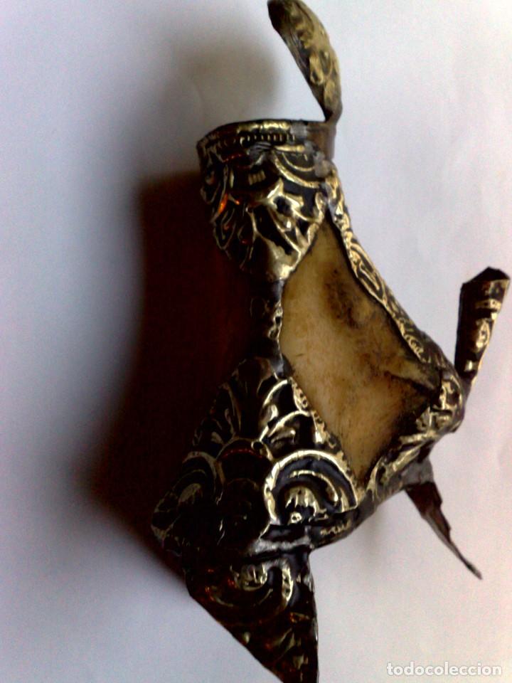 Escriban&iacute;a: TINTERO ANTIGUO DE HUESO Y METAL REPUJADO. - Foto 3