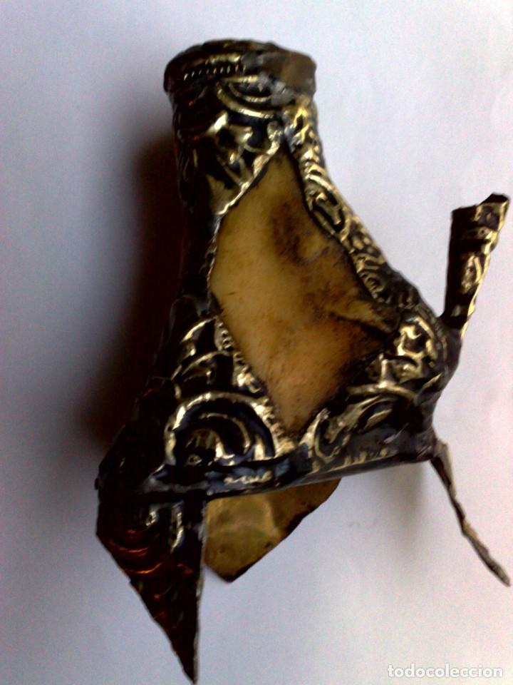 Escriban&iacute;a: TINTERO ANTIGUO DE HUESO Y METAL REPUJADO. - Foto 4