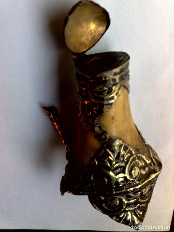 Escriban&iacute;a: TINTERO ANTIGUO DE HUESO Y METAL REPUJADO. - Foto 2