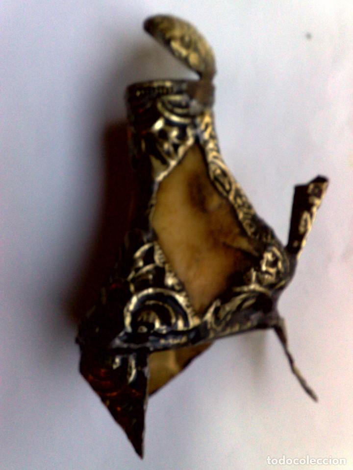 Escriban&iacute;a: TINTERO ANTIGUO DE HUESO Y METAL REPUJADO. - Foto 1