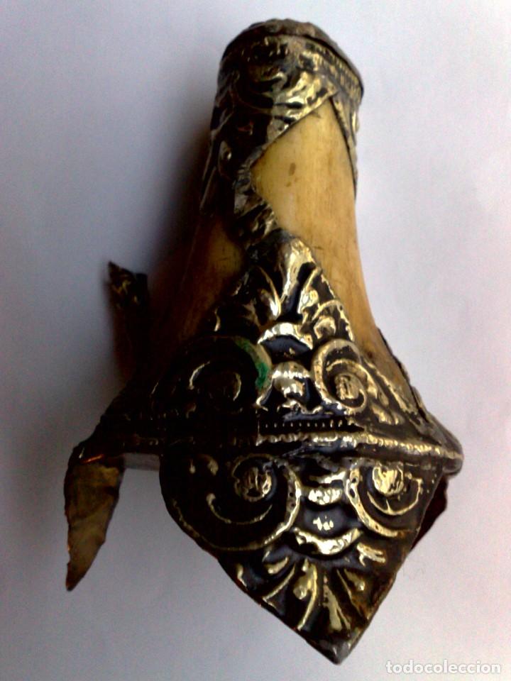 Escriban&iacute;a: TINTERO ANTIGUO DE HUESO Y METAL REPUJADO. - Foto 5