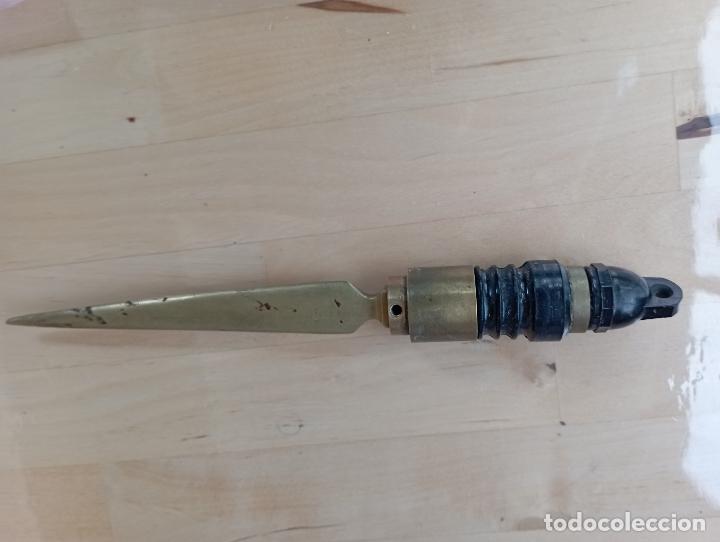 Escriban&iacute;a: ANTIGUO ABRECARTAS CON MANGO DE BRONCE Y BAQUELITA - Foto 2
