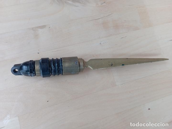 Escriban&iacute;a: ANTIGUO ABRECARTAS CON MANGO DE BRONCE Y BAQUELITA - Foto 1
