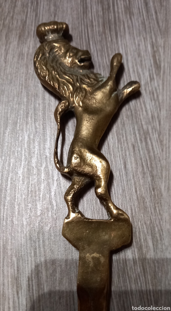 Escriban&iacute;a: Antiguo abrecartas de bronce con le&oacute;n rampante - Foto 3