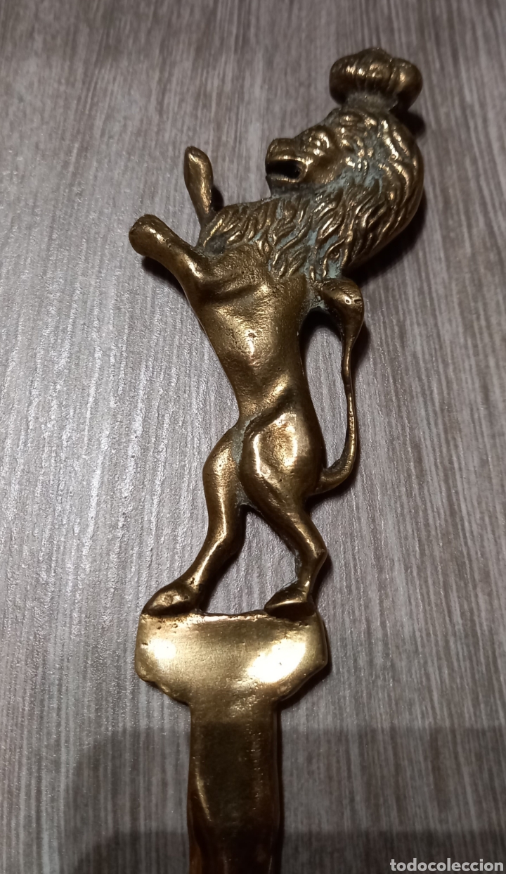 Escriban&iacute;a: Antiguo abrecartas de bronce con le&oacute;n rampante - Foto 4