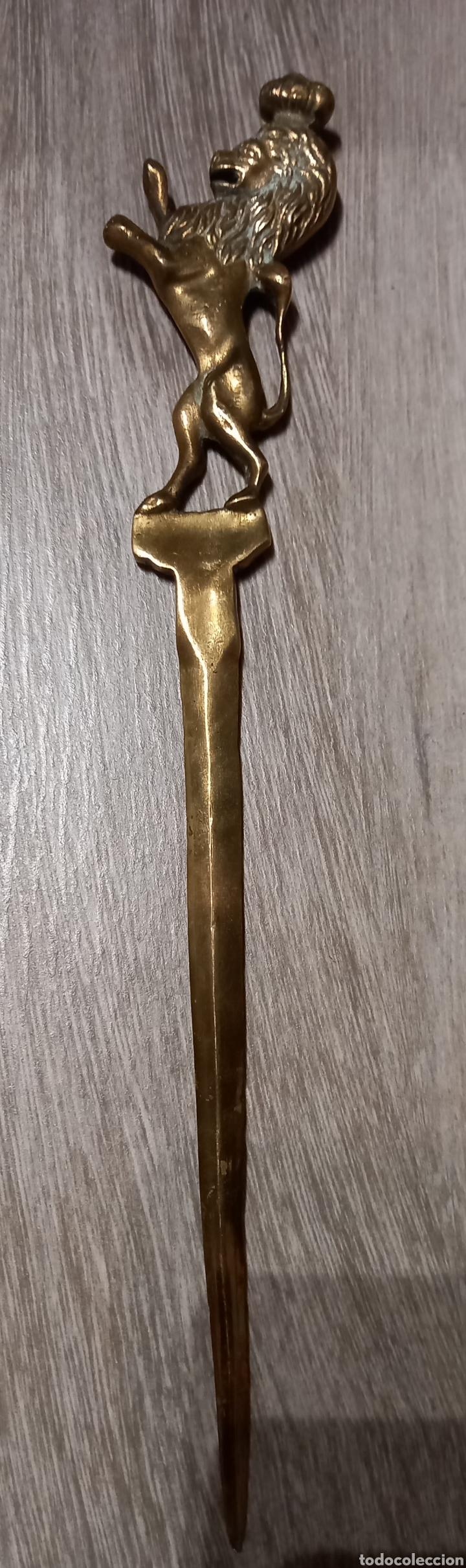 Escriban&iacute;a: Antiguo abrecartas de bronce con le&oacute;n rampante - Foto 1