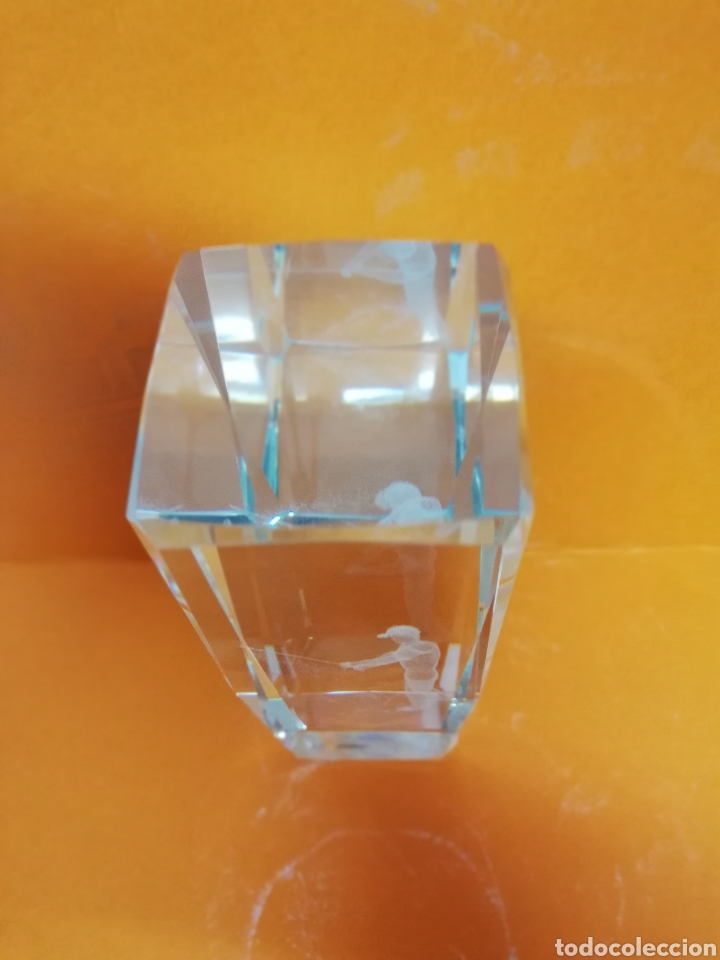 Escriban&iacute;a: PISAPAPELES EN CRISTAL.BLOQUE RECTANGULAR CON GRABADO INTERIOR. - Foto 4