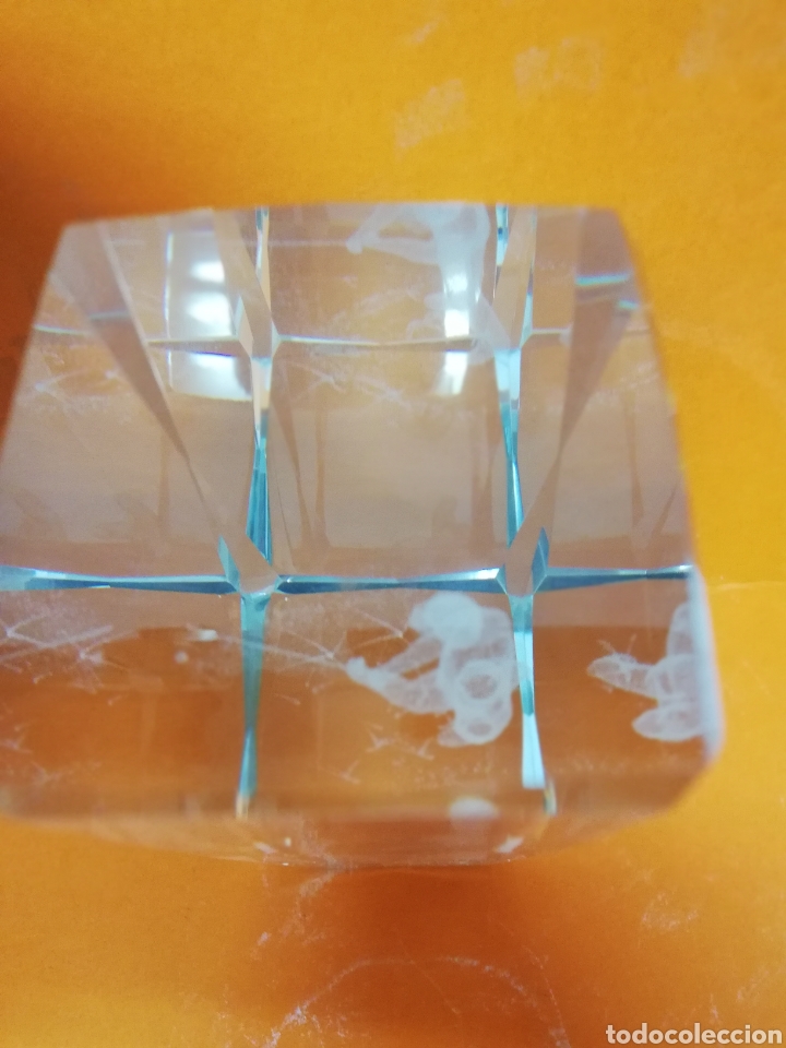 Escriban&iacute;a: PISAPAPELES EN CRISTAL.BLOQUE RECTANGULAR CON GRABADO INTERIOR. - Foto 6
