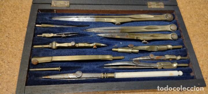 Escriban&iacute;a: Antiguo estuche de madera con juego de compases - Foto 2