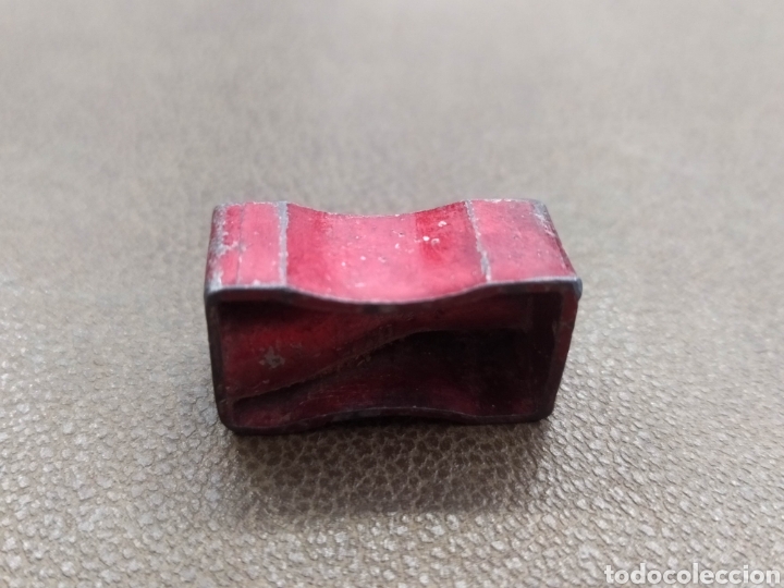 Escriban&iacute;a: Sacapuntas met&aacute;lico rojo, Dalia. - Foto 2